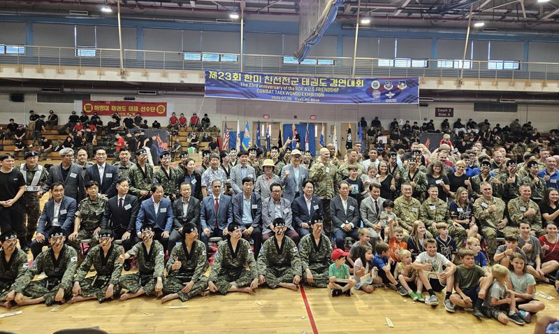 26일 한·미 동맹 72주년을 맞아 미 제7공군 오산기지에서 '2025 한·미 친선 태권도 대회가 개최됐다. 관계자 및 참가자들이 단체사진을 촬영하고 있다. 국방부 제공