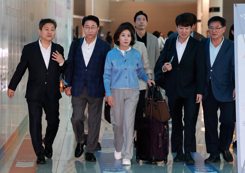 한미의원연맹 미국 방문단 공동단장 조정식 더불어민주당 의원, 나경원 국민의힘 의원 등 한미의원연맹 소속 의원들이 지난 20일 인천국제공항 제2여객터미널을 통해 미국으로 출국하고 있다. 왼쪽부터 김영배 더불어민주당 의원, 조 의원, 나 의원, 이준석 개혁신당 의원, 이헌승 국민의힘 의원. 사진=뉴시스