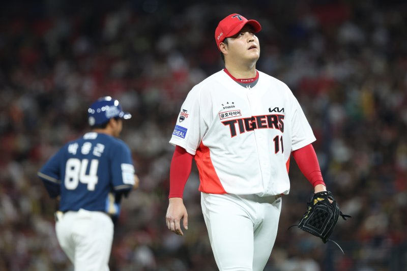프로야구 KIA 타이거즈 조상우가 지난 20일 광주-기아 챔피언스필드에서 펼쳐진 2025 신한 쏠뱅크 KBO리그 NC 다이노스와의 경기에 등판한 뒤 마운드를 내려가고 있다.KIA 타이거즈 제공