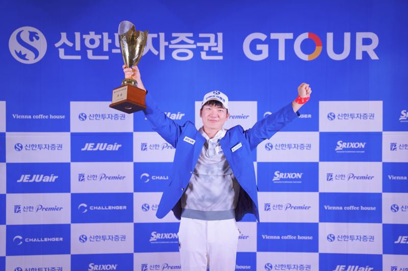 ‘2025 신한투자증권 GTOUR’ 5차 대회 시상식에서 우승자 최민욱이 기념사진을 촬영하고 있다.