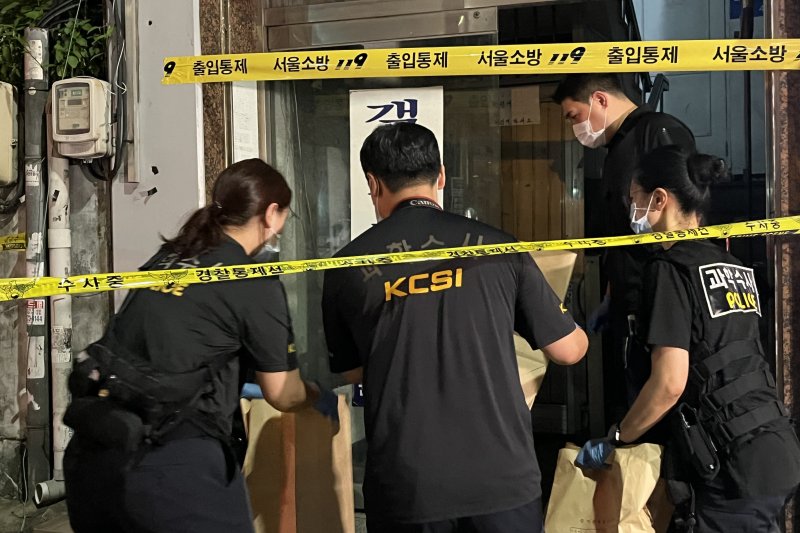 지난 25일 오후 서울 성북구 지하철 4호선 길음역 인근에서 칼부림 사건이 발생해 경찰이 현장을 수습하고 있다. 뉴스1