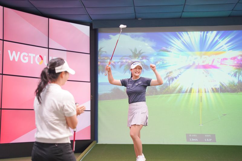 2025 롯데렌터카 WGTOUR’ 5차 대회 우승자 홍현지가 우승트로피를 들고 기념사진을 촬영하고 있다.