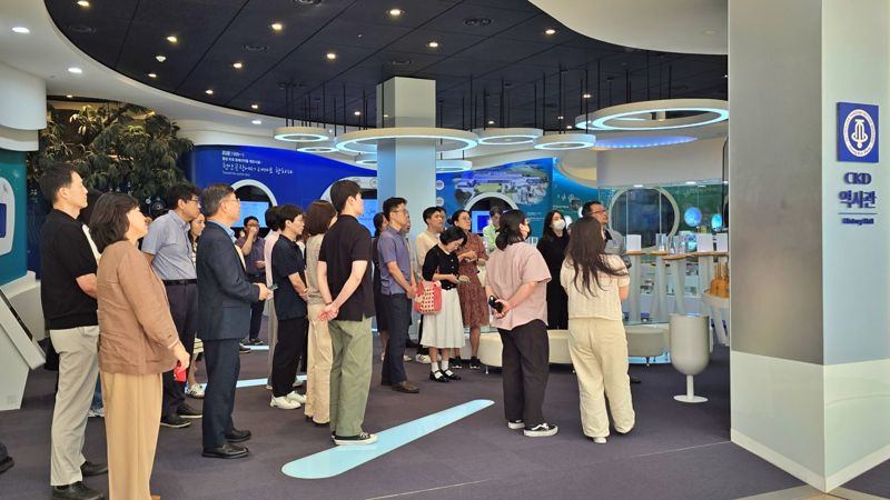 제약바이오협회가 <span id='_stock_code_185750' data-stockcode='185750'>종근당</span>과 개최한 제약바이오 오픈하우스 행사에서 참가자들이 행사가 진행된 충남 천안 종근당 스마트팩토리에서 견학을 하고 있다. 종근당 제공