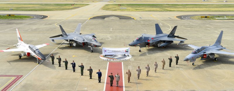 이영수 공군참모총장은 지난 4월 16일 라시드 모하메드 알 샴시(Rashed Mohammed A. Al Shamsi) UAE 공군방공사령관(소장)과 함께 (주)한국항공우주(KAI)를 방문해 KF-21 생산시설을 둘러보고, KF-21 포괄적 협력에 관한 의향서를 체결했다. 사진은 의향서를 체결한 뒤 국산 항공기를 배경으로 기념촬영하고 있는 한국 공군, UAE 공군, KAI 주요 관계자들. 항공기는 왼쪽부터 T-50, KF-21 시제기 2대, TA-50.(자료사진) 공군 제공