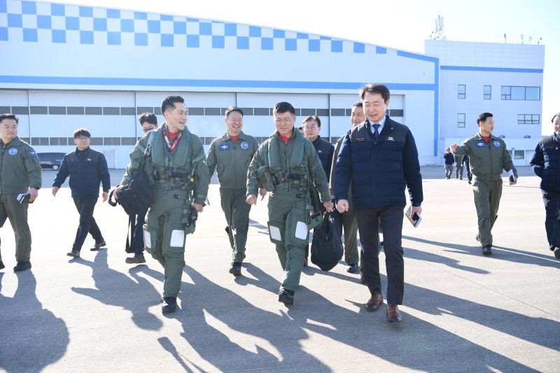 이영수 공군참모총장은 지난 2월 19일 경남 사천기지에서 KF-21을 탑승해 첫 시험비행을 함께 하고, 공군 시험평가단과 한국항공우주산업 관계자들을 격려했다. 사진은 이 총장이 KF-21을 탑승하러 이동하는 모습. 공군 제공