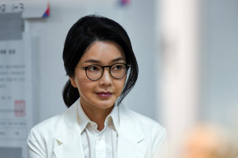 윤석열 전 대통령의 부인 김건희 여사가 3일 서울 서초구 원명초등학교에 마련된 서초구 제3투표소에서 투표를 하기 위해 줄을 서 있다. (공동취재) 사진=뉴스1