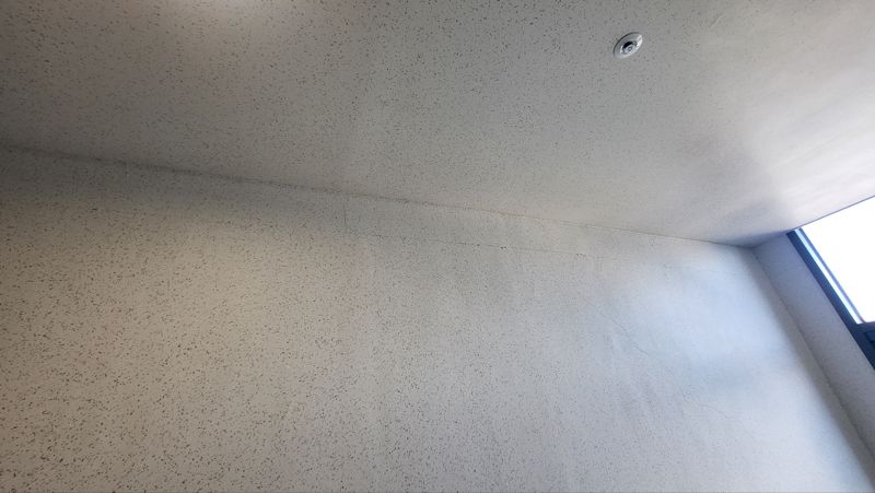 V커팅 작업 이전, 실크랙이 발생한 복도 벽면 모습. 현대건설 제공