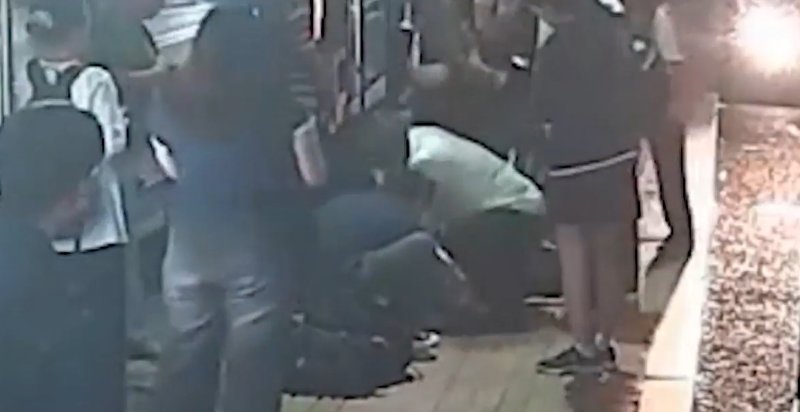 정영준 기사가 심정지로 쓰러진 60대 남성에게 심폐소생술을 하는 모습이 담긴 CCTV 영상.(제공=서울시버스운송사업조합) /사진=뉴시스
