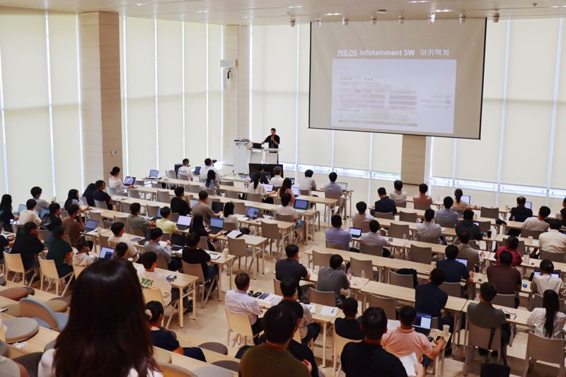 <span id='_stock_code_054450' data-stockcode='054450'>텔레칩스</span>는 지난 28일 경기도 판교 본사에서 '오픈소스 임베디드 활용 및 적용 사례' 세미나를 열고 'TOPST G 시리즈'를 공개했다. 텔레칩스 제공