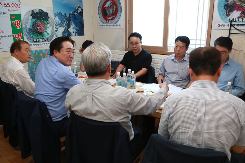 부산진해경제자유구역청이 29일 입주기업협의회 임원진과 간담회를 열고 구역 내 입주기업과의 협력 강화 방안을 논의했다. 부산진해경제자유구역청 제공 