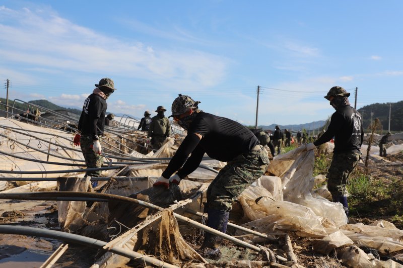 지난 28일 경남 산청에 투입된 특수전사령부 예하 특전대원들이 침수 농가에 대한 정비 및 복구를 하고 있다. 사진&#x3D;뉴스1