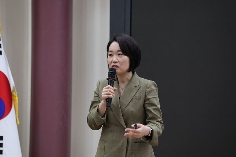 이소영 더불어민주당 의원이 29일 국회 의원회관에서 열린 민주당 의원 공부모임 '경제는 민주당' 세미나에서 강연하고 있다. /사진=김태년 더불어민주당 의원실