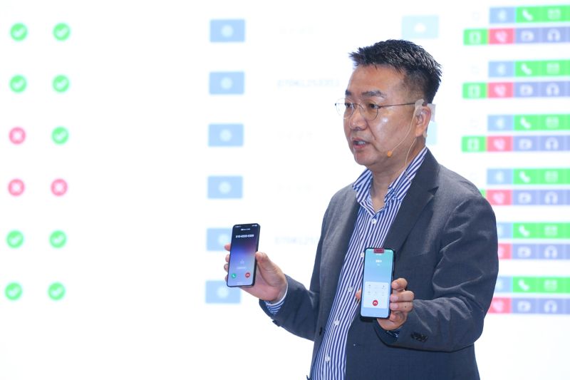 홍관희 <span id='_stock_code_003550' data-stockcode='003550'>LG</span>유플러스 정보보안센터장이 29일 서울 용산사옥에서 열린 보안 전략 간담회에서 악성 앱을 통한 발신번호 조작을 시연하고 있다. <span id='_stock_code_032640' data-stockcode='032640'>LG유플러스</span> 제공