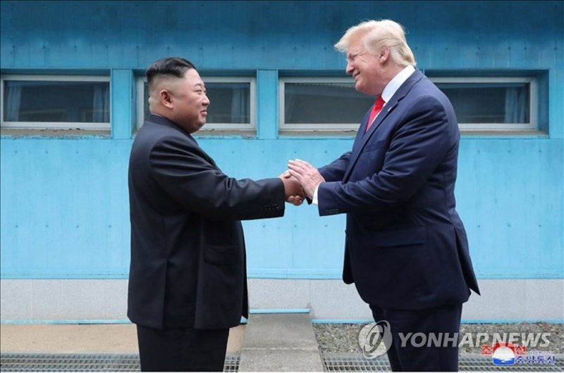 지난 2019년 6월30일 경기도 파주 판문점에서 김정은 북한 국무위원장이 도널드 트럼프 미국 대통령와 만나는 모습./사진=연합뉴스