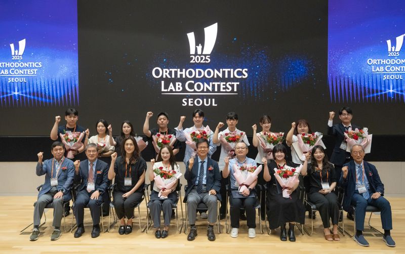 <span id='_stock_code_048260' data-stockcode='048260'>오스템임플란트</span>는 치과 교정 기공 분야 임상 지원 및 전문가 발굴, 육성을 위해 개최한 교정 기공 컨테스트에 참석한 참가자들이 기념 사진 촬영을 하고 있다. 오스템임플란트 제공