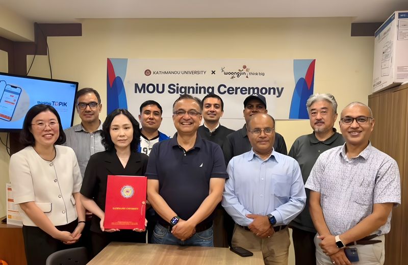 <span id='_stock_code_095720' data-stockcode='095720'>웅진씽크빅</span>과 카트만두대학교 관계자들이 최근 진행된 업무협약식을 갖고 기념촬영을 하고 있다. 웅진 제공