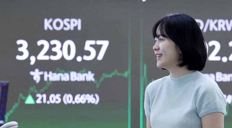 서울 중구 하나은행 딜링룸 전광판. /사진=뉴스1