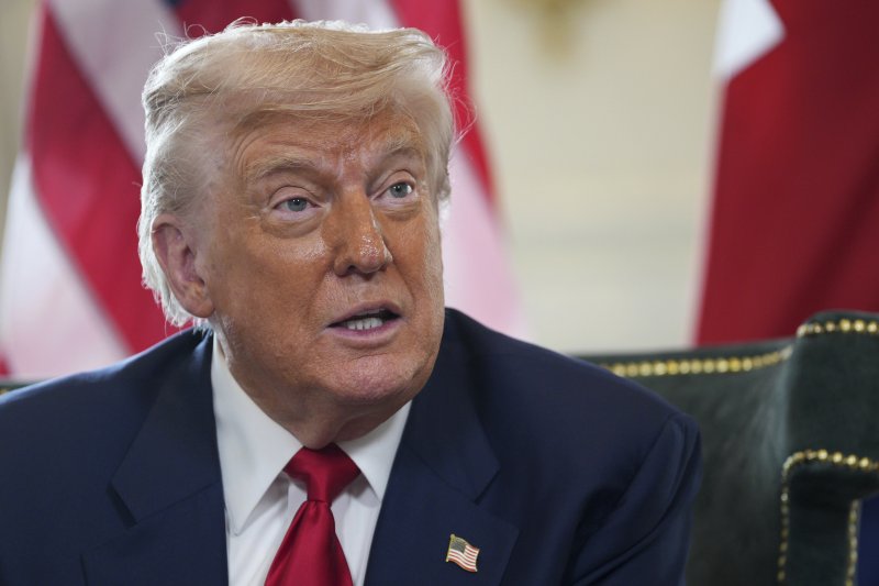 도널드 트럼프 미국 대통령이 28일(현지시간) 스코틀랜드 턴베리에 있는 자신의 골프 클럽에서 키어 스타머 영국총리와 회담하며 취재진 질문에 답하고 있다. 뉴시스 제공