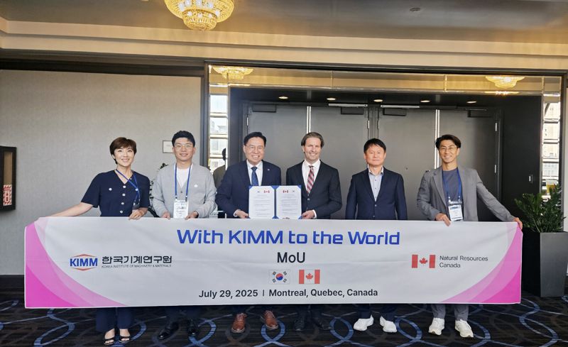 한국기계연구원은 지난 29일 캐나다 몬트리올에서 캐나다 천연자원부(Natural Resources Canada, NRCan)와 자원회수 및 청정 환경기술 분야 협력을 위한 MoU를 체결했다. 기계연 류석현 원장과 NRCan 다니엘 뒤푸르 사무총장(왼족 세번째부터)과 기계연 참석자들이 단체사진을 촬영하고 있다. 한국기계연구원 제공