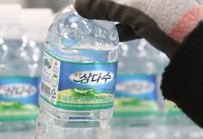 서울의 한 대형마트에 진열된 삼다수 모습. 뉴스1