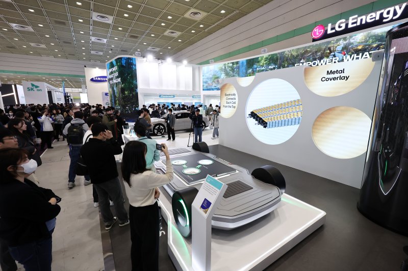 지난 3월 5일 서울 강남구 코엑스에서 열린 인터배터리 2025에서 관람객들이 LG에너지솔루션 부스를 둘러보고 있다. 연합뉴스