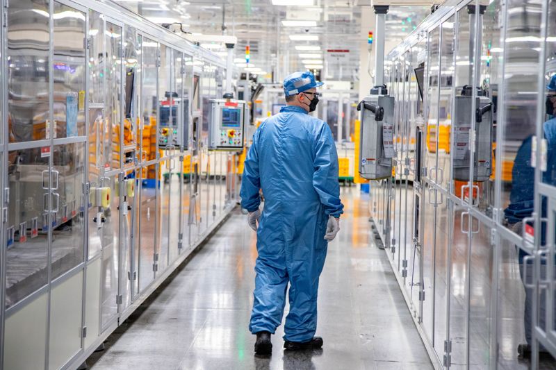 LG에너지솔루션 미시간 홀랜드 공장에서 직원이 배터리 생산 공정을 살펴보고 있다. 사진=LG에너지솔루션 제공