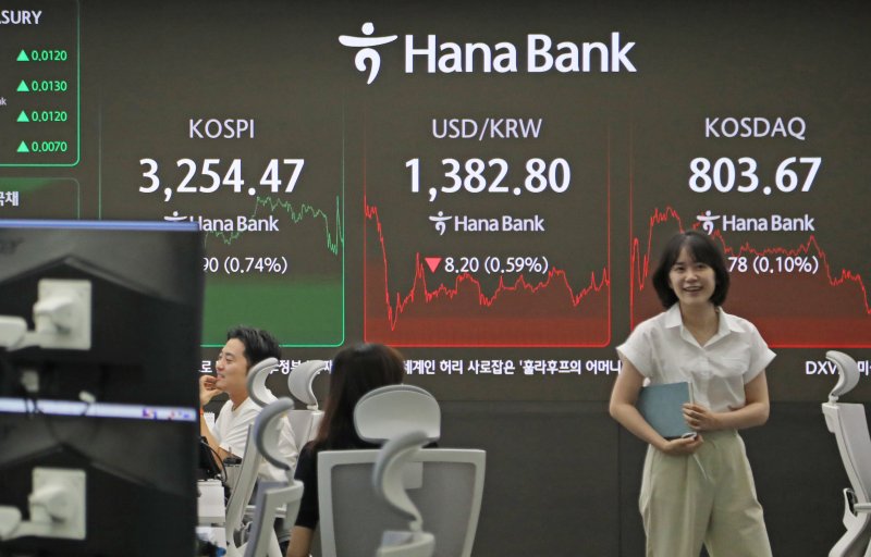 서울 중구 하나은행 딜링룸 전광판. 뉴스1 제공