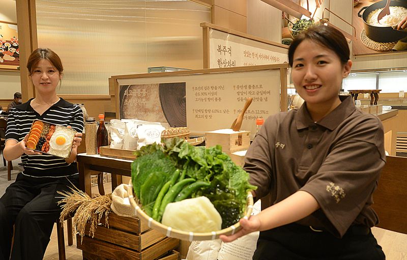 롯데백화점 광복점 10층 한식뷔페 '복주걱'에서 직원들이 다양한 쌈채소와 추억의 도시락을 선보이고 있다. <span id='_stock_code_023530' data-stockcode='023530'>롯데쇼핑</span> 제공