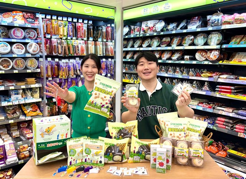 CU 모델이 '닌텐도 피크민 콜라보 시리즈' 제품을 들고 포즈를 취하고 있다. BGF리테일 제공