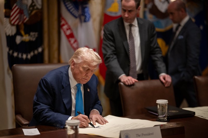 도널드 트럼프 미국 대통령이 지난 30일(현지시간) 백악관에서 한미 무역합의 문서에 서명하고 있다. 뉴스1