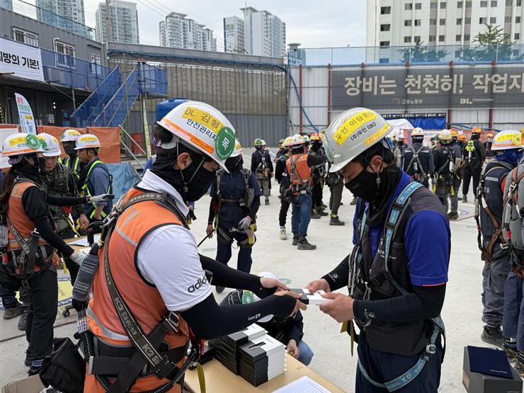 보건관리자의 근로자 물 보급 및 작업 전 토시 보급 사진. <span id='_stock_code_001880' data-stockcode='001880'>DL건설</span> 제공