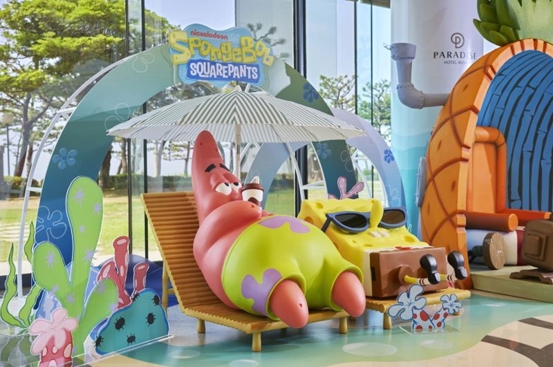 <span id='_stock_code_034230' data-stockcode='034230'>파라다이스</span> 호텔 부산 신관 1층 로비에 마련된 스폰지밥 포토존. 파라다이스 부산 제공