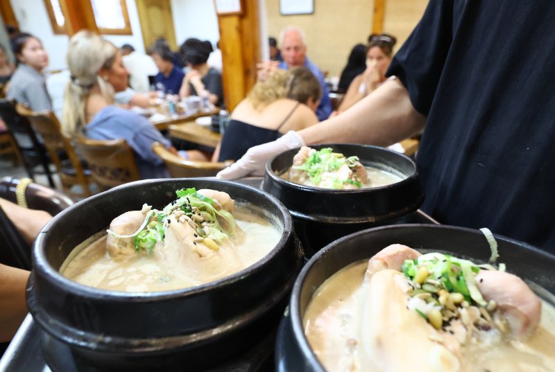 중복인 지난달 30일 오후 서울 시내 한 삼계탕 전문점에서 종업원이 삼계탕을 나르고 있다. ""뉴시스