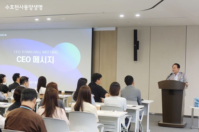 성대규 <span id='_stock_code_082640' data-stockcode='082640'>동양생명</span> 대표이사가 1일 서울 종로구 그랑서울 본사에서 열린 타운홀 미팅에서 임직원들과 소통하고 있다.&#x2F;사진&#x3D;동양생명