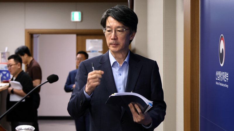 서가람 산업통상자원부 무역정책관이 1일 세종시 정부세종청사에서 2025년 7월 수출입동향을 발표를 위해 단상에 오르고 있다. 지난달 수출은 1년 전보다 5.9% 증가한 608억2000만 달러(84조6614억원)를 기록했다. 뉴시스