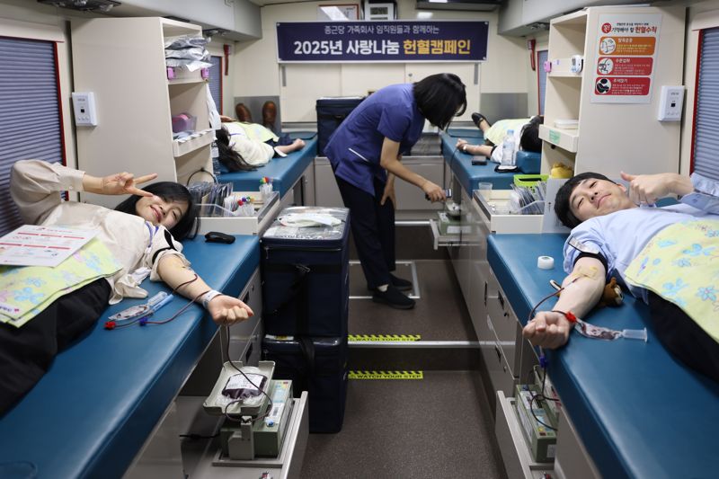 <span id='_stock_code_185750' data-stockcode='185750'>종근당</span> 임직원들이 헌혈차량에서 헌혈에 참여하고 있다. <span id='_stock_code_001630' data-stockcode='001630'>종근당홀딩스</span> 제공