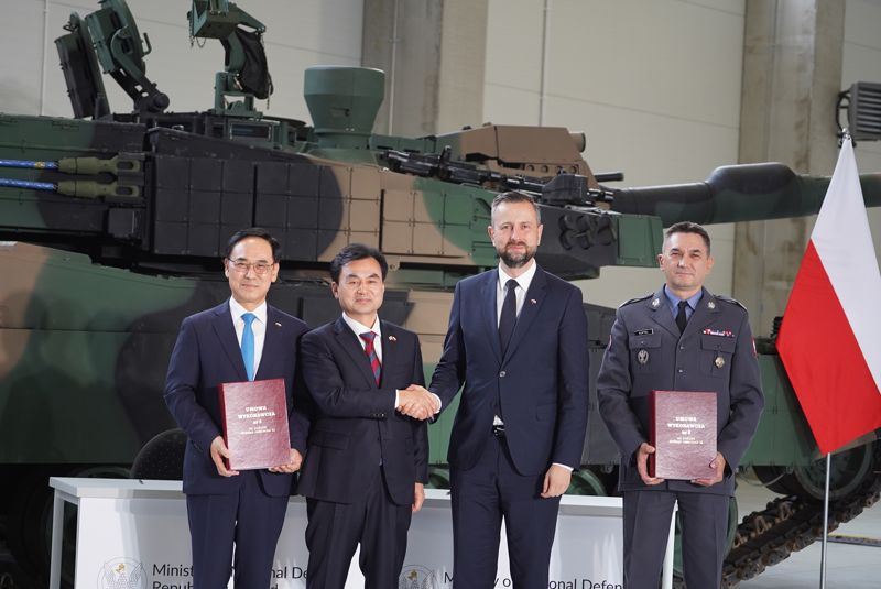 이용배 <span id='_stock_code_064350' data-stockcode='064350'>현대로템</span> 대표이사 사장, 안규백 국방부 장관, 브와디스와프 코시니악-카미슈 폴란드 부총리 겸 국방장관, 아르뚜르 쿱텔 폴란드 군비청장(왼쪽부터)이 1일(현지시간) 폴란드 글리비체에서 진행된 폴란드 K2 전차 2차 이행계약 서명식에서 포즈를 취하고 있다. 현대로템 제공