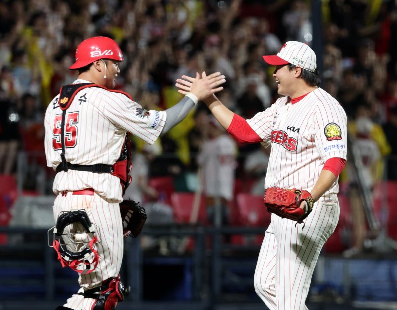 1일 광주기아챔피언스필드에서 열린 프로야구 한화 이글스와 KIA 타이거즈의 경기. KIA 한재승ㆍ한준수 배터리가 3-2 승리를 지켜낸 뒤 하이파이브 하고 있다.연합뉴스