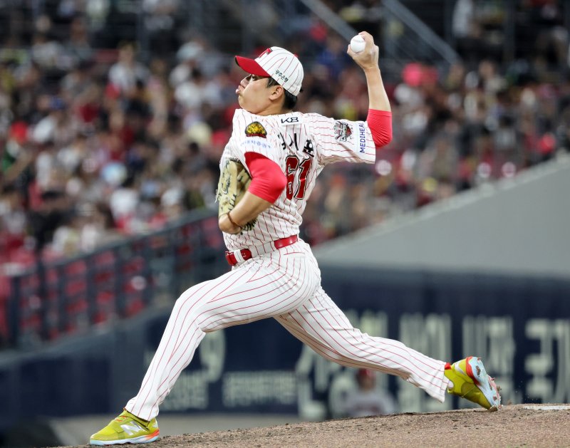 1일 광주기아챔피언스필드에서 열린 한화 이글스와 KIA 타이거즈의 경기. KIA 김시훈이 7회에 투구하고 있다.연합뉴스