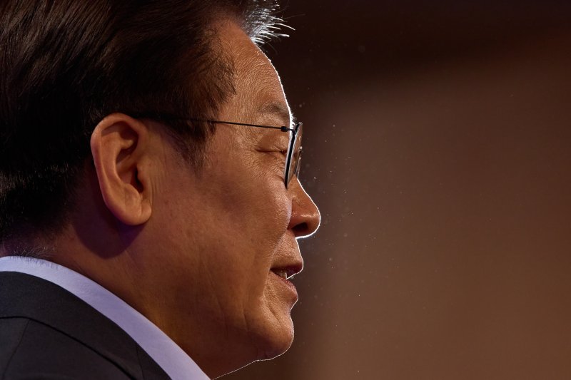 이재명 대통령이 지난달 31일 서울 종로구 정부서울청사에서 열린 &#39;국민주권시대 공직자의 길&#39; 고위공직자 워크숍에서 &#39;국민주권 정부 국정운영 방향과 고위공직자 자세&#39; 주제로 특강을 하고 있다. 사진&#x3D;이 대통령 SNS