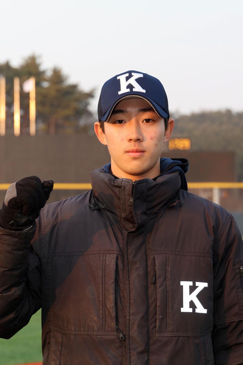 사이드암으로 최고 150km의 강속구를 뿌리는 경남고 신상연. 사진=서동일 기자