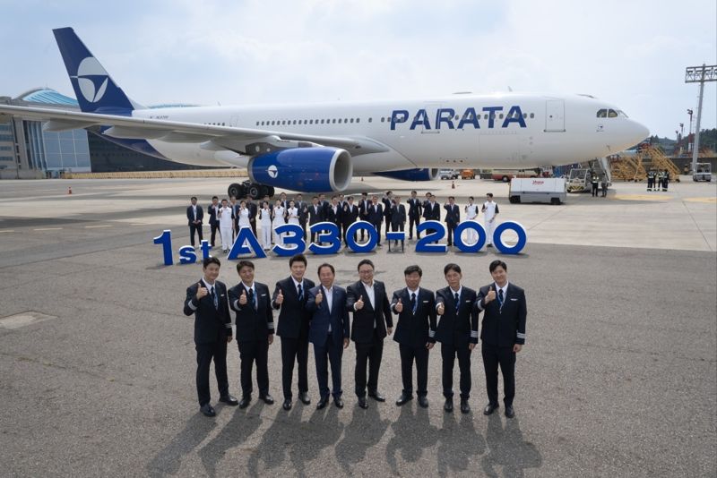2일 김포공항에서 진행된 파라타항공 1호기 도입식에서 파라타항공 윤철민 대표이사(오른쪽에서 4번째), <span id='_stock_code_044340' data-stockcode='044340'>위닉스</span> 윤희종 회장(왼쪽에서 4번째)과 1호기 도입비행팀 기장들이 포즈를 취하고 있다. 파라타항공 제공