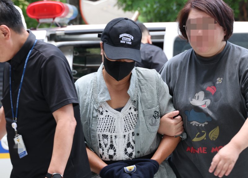  남편의 신체 중요 부위를 절단해 살해하려 한 혐의를 받는 50대 여성이 2일 구속 전 피의자 심문(영장실질심사)이 열리는 인천지법에 들어서고 있다. 2025.8.2 