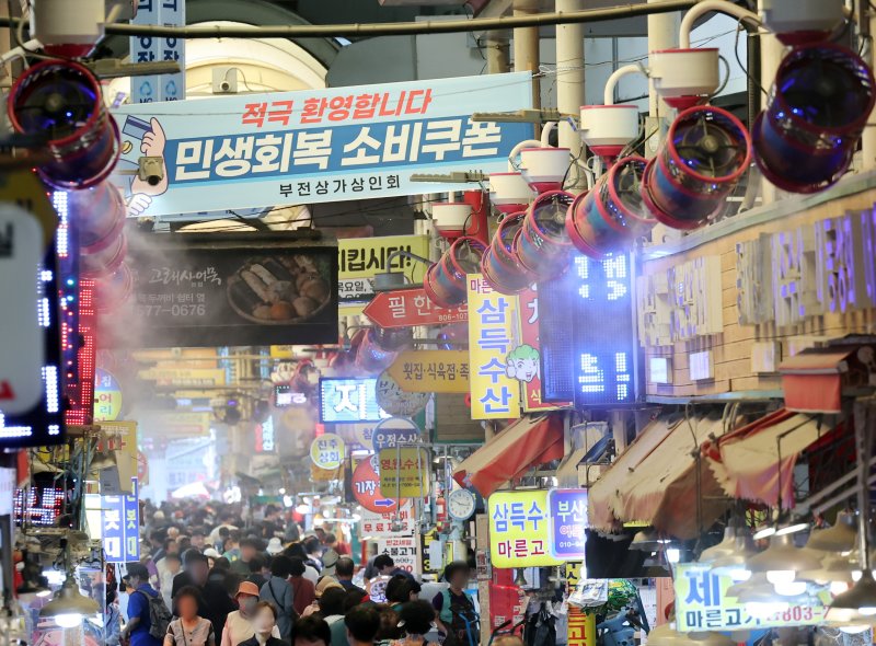 부산 전 지역에 폭염경보가 발효된 지난 7월 30일 부산 부산진구 부전시장에서 더위를 식혀주는 쿨링포그가 작동되고 있다. 뉴시스 제공 