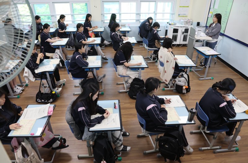 수능 6월 모의평가 (부산&#x3D;연합뉴스) 강선배 기자 &#x3D; 2026학년도 대학수학능력시험 6월 모의평가 시행일인 4일 오전 부산 사상구 주례여고 학생들이 시험을 준비하고 있다. 2025.6.4 sbkang@yna.co.kr (끝)