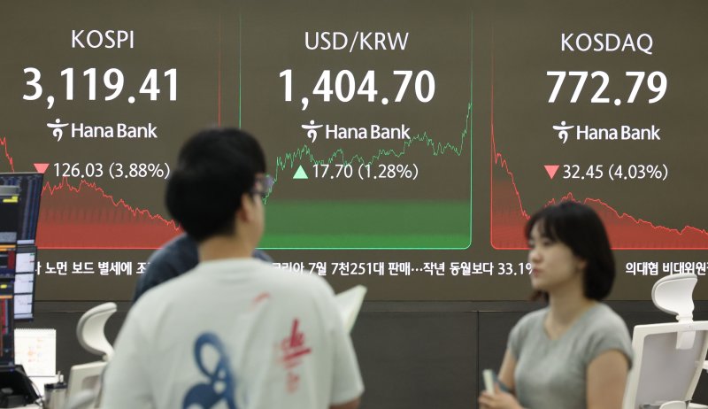 지난 1일 오후 서울 중구 하나은행 딜링룸에서 딜러들이 업무를 보고 있다. /사진=뉴시스