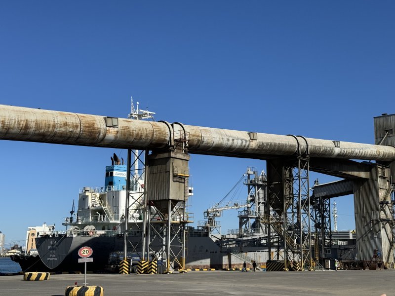 삼척항 내 삼표시멘트 시멘트 하역설비 및 시멘트 전용선 해진호. 해당 사진은 관련 기관의 허가를 받아 촬영함. 뉴스1 제공