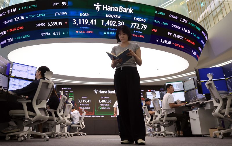 1일 오후 서울 중구 하나은행 딜링룸 전광판에 마감 시황이 나오고 있다. /사진=뉴스1