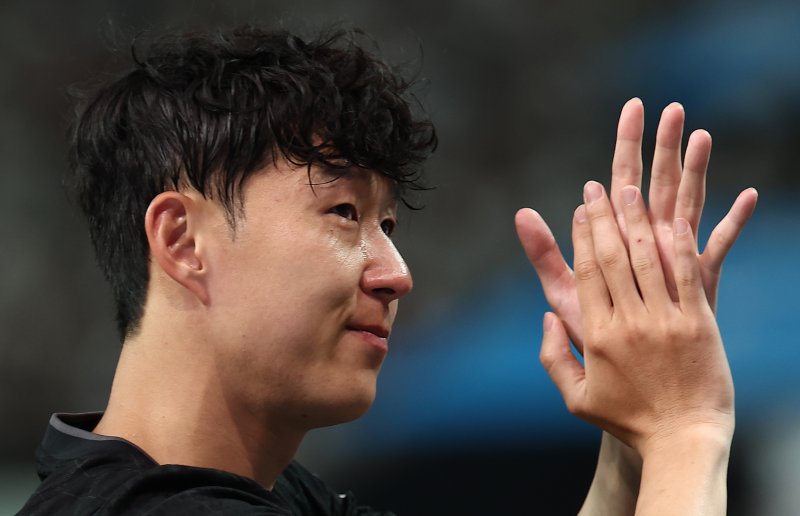 눈물 흘리는 손흥민 (서울=연합뉴스) 김성민 기자 = 올여름 팀을 떠나기로 한 토트넘 홋스퍼 손흥민이 3일 서울월드컵경기장에서 열린 2025 쿠팡플레이 시리즈 뉴캐슬 유나이티드와의 친선경기가 끝난 뒤 눈물을 흘리고 있다. 2015년 8월 토트넘으로 이적한 손흥민은 2021-2022시즌 리그 득점왕에 오르고 2024-2025시즌엔 유럽축구연맹(UEFA) 유로파리그 우승을 이끄는 등 10년간 활약했다. 손흥민은 전날 기자회견을 통해 올여름 팀을 떠난다고 발표했다. 2025.8.3 ksm7976@yna.co.kr (끝)