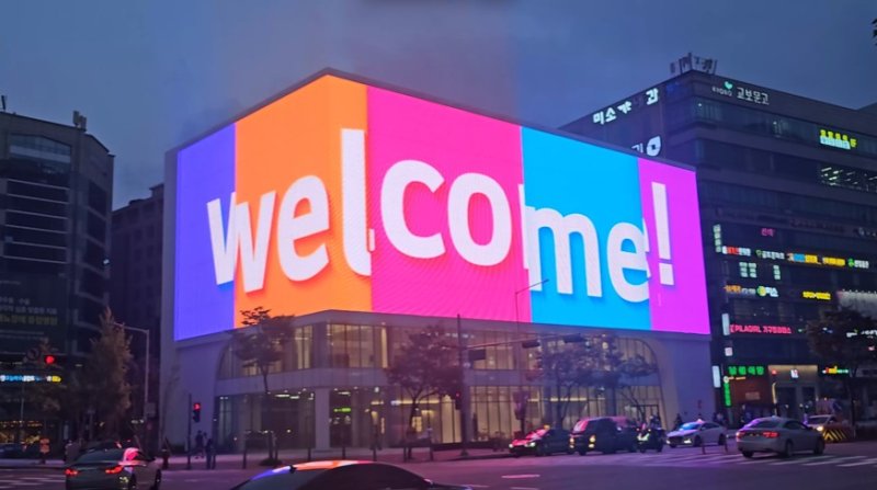 <span id='_stock_code_389140' data-stockcode='389140'>포바이포</span>가 <span id='_stock_code_066570' data-stockcode='066570'>LG전자</span> 베스트샵 대전본점에 설치한 메쉬 LED 디스플레이 전경. 포바이포 제공